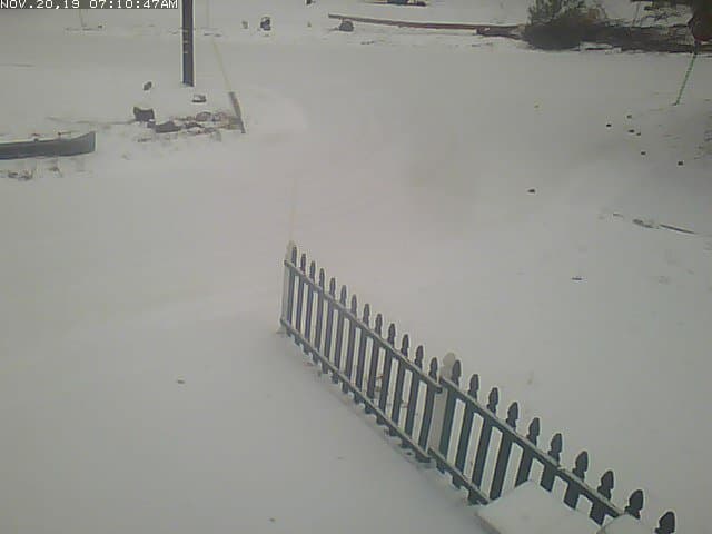 Esta imagen de la ciudad Running Springs alerta a los amantes de la nieve y los deportistas de invierno que es tiempo de sacar los abrigos, guates y gorros, además de tener listo el chocolate.
