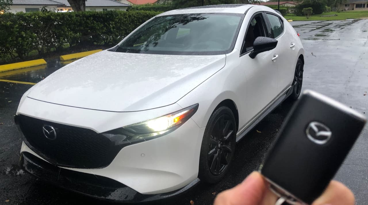 El precio inicial del Mazda3 hatchback 2021 arranca aproximadamente en $23,500. Esta versión (2.5T) empieza en menos de $32,000 y puede alcanzar $35,000.