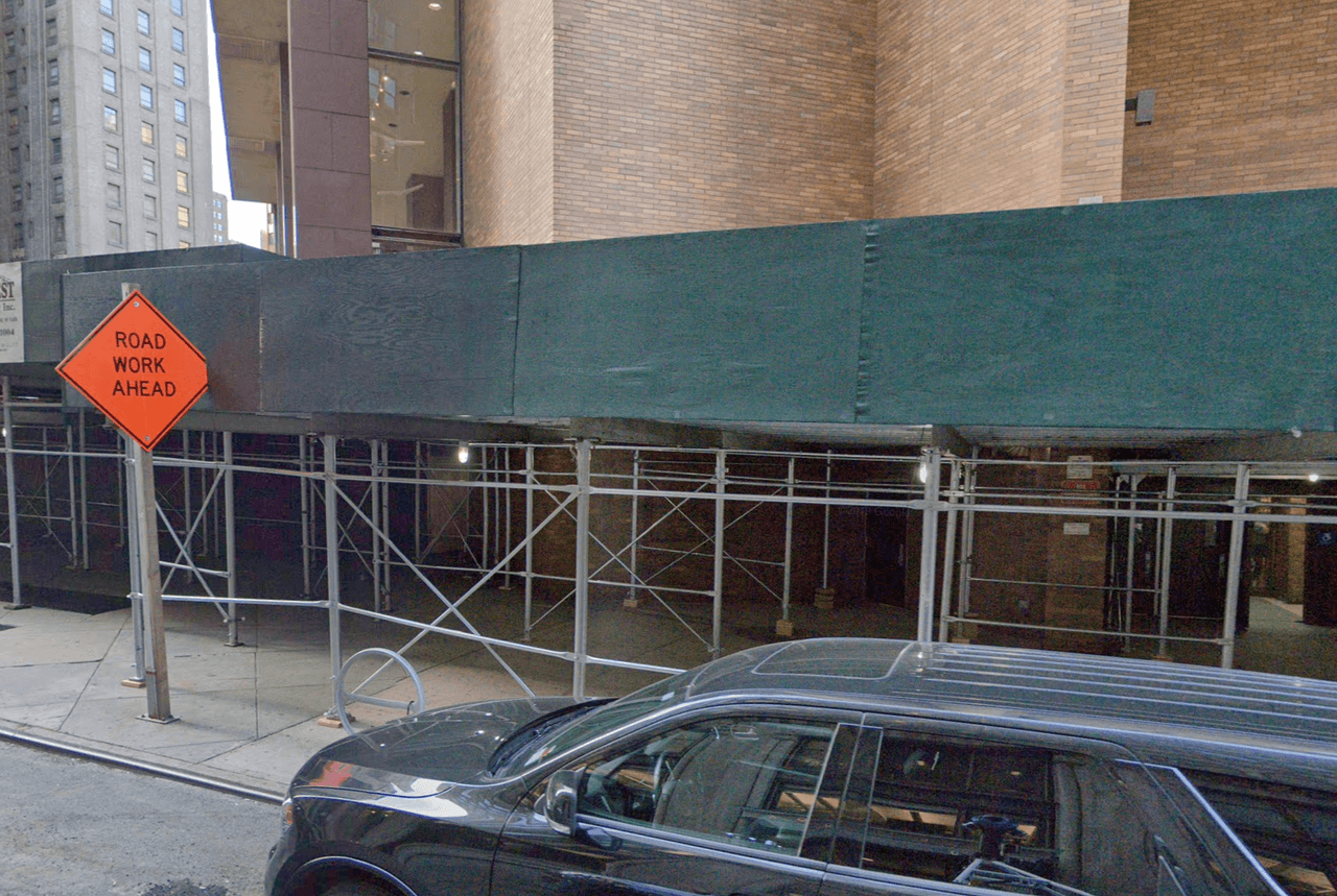 El lugar número diez le pertenece a la escuela secundaria Manhattan Academy For Arts & Language, de la calle 33 East en Manhattan, con 40 peatones y 19 ciclistas heridos en un total de 59 accidentes.