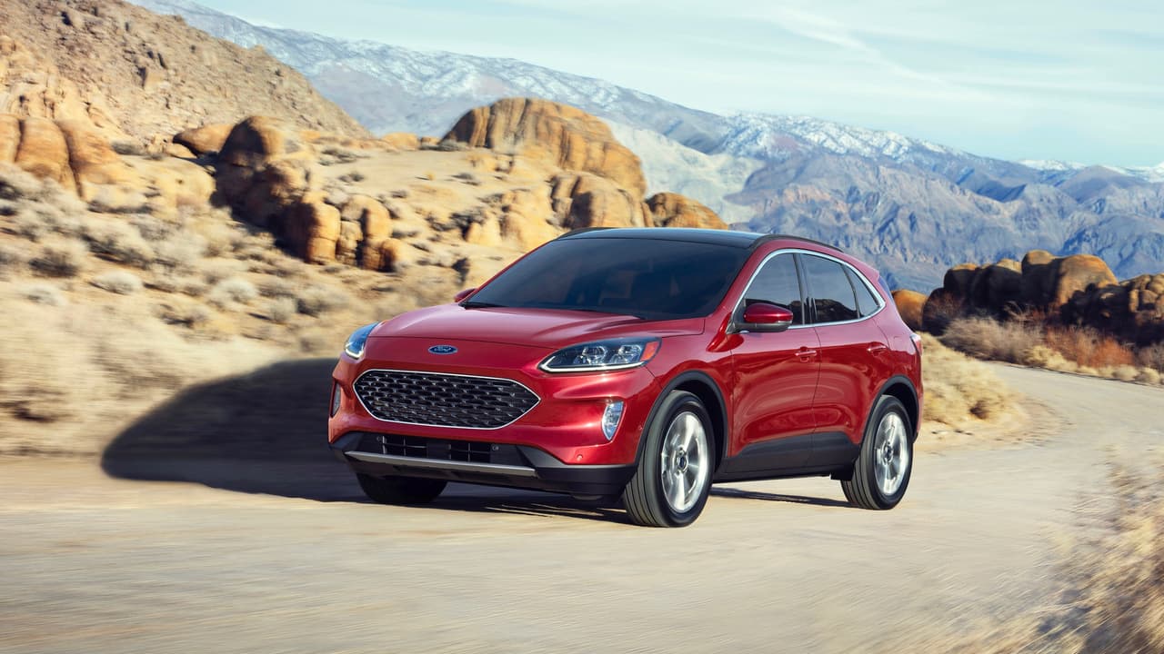 Es difícil sobrestimar la importancia de la Escape para Ford. Esta SUV compacta es el segundo vehículo más vendido por el fabricante en Estados Unidos después de la pickup Serie-F, y al momento de su llegada en 2001 la Escape no solo fue el primer producto significativo del óvalo azul en el siglo XXI, sino también una de la pioneras de su naciente categoría, la más candente del mercado mundial 18 años más tarde. El éxito de la 
<b>Ford Escape </b>es primordial para el óvalo azul en su nueva faceta de Ford construyendo exclusivamente, con excepción del Mustang, camiones y camionetas para el mercado estadounidense.
<br>
<br>Su cuarta generación llega como modelo 2020 sobre una plataforma totalmente nueva, que debutó en Europa con el Ford Focus 2019, y que es similar en su concepción a la plataforma MBQ de Volkswagen o SPA de Volvo, en el sentido de poder ser escalable, permitiendo utilizar en vehículos de distintos tamaños, los mismos módulos para sistemas complejos como el freno de mano electrónico o el sistema de aire acondicionado, evitando duplicación de esfuerzos y logrando grandes ahorros al fabricante.