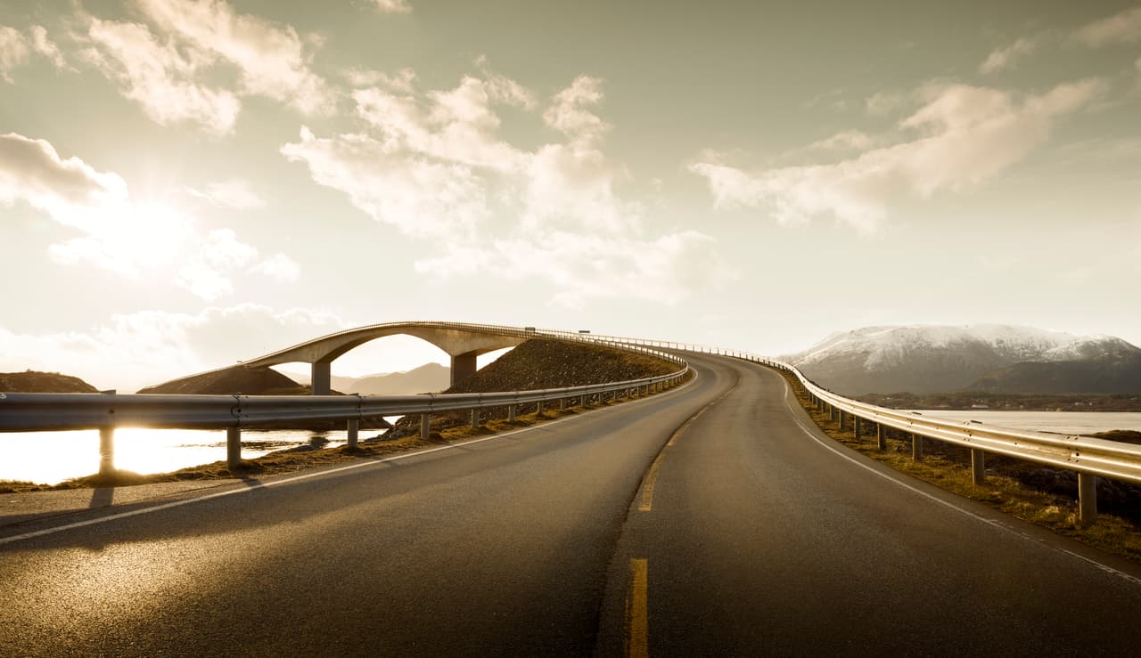 <b>Camino del Océano Atlántico.</b>
<br>
<br>Esta estructura tiene una forma sinuosa que se entrelaza en el paisaje para conectar varias islas de un archipiélago en Noruega. En sus puntos más altos ofrece impresionantes vistas del mar y los pueblos lejanos.
<br>