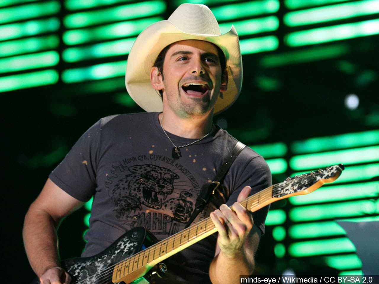 <b>Brad Paisley</b> es conocido por sus espectáculos energéticos. Tiene un increíble talento al cantar y escribir canciones. Pero no solo se dedica al escenario, Praisley es conocido por ayudar mucho a la comunidad. En el 2001 creó la fundación de Brad Paisley que ayuda a organizaciones como la Asociación Americana de Cáncer y a St. Jude Children’s Research Hospital. 
<br>
<br>Sus canciones más populares son: “She’s Everything”, “Then” y “Mud On the Tires” 
<br>
<br>
<b>Paisley se va a presentar por decimocuarta vez en el Rodeo de Houston el sábado 21 de marzo.</b>