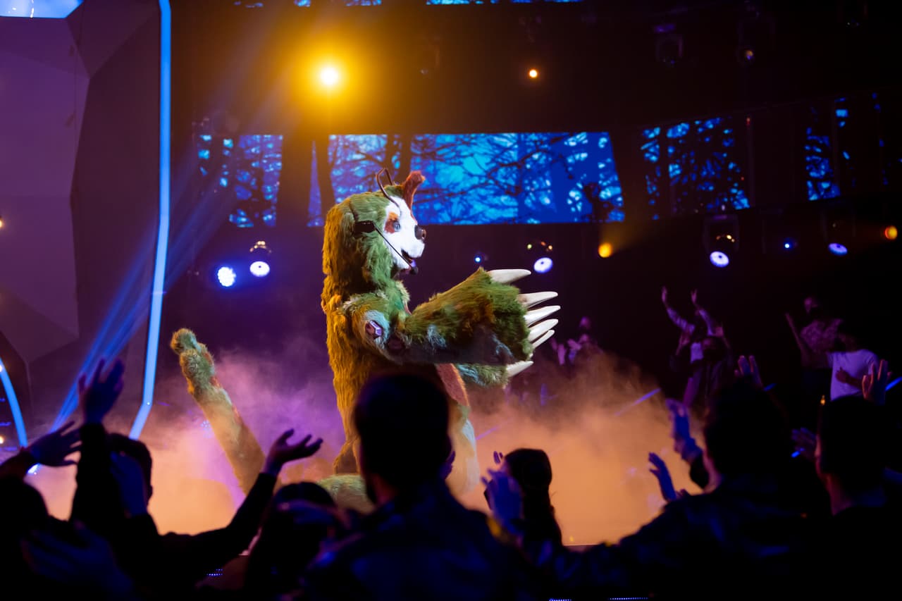 Perezoso fue el primer participante en someterse a la prueba de rayos x para saber qué hay en su interior y acto seguido subió de nuevo al escenario para cantar ‘Como Quien Pierde Una Estrella’, de Alejandro Fernández.