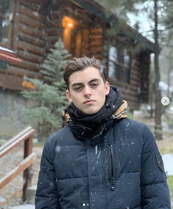 Aunque tampoco se conoce la fecha en que ocurrió ese primer enlace, se cree que después de esa experiencia fue cuando se le conoció una de sus primeras relaciones públicas. Se trató de la que mantuvo con el empresario 
<b>Edgar Gallardo</b>, con quien procreó a 
<b><a href="https://www.univision.com/famosos/ana-barbara-envia-carinoso-mensaje-de-cumpleanos-a-su-hijo-y-muestra-lo-grande-y-parecido-a-ella-que-esta-fotos" target="_blank">su primogénito Emiliano. </a></b>
<br>