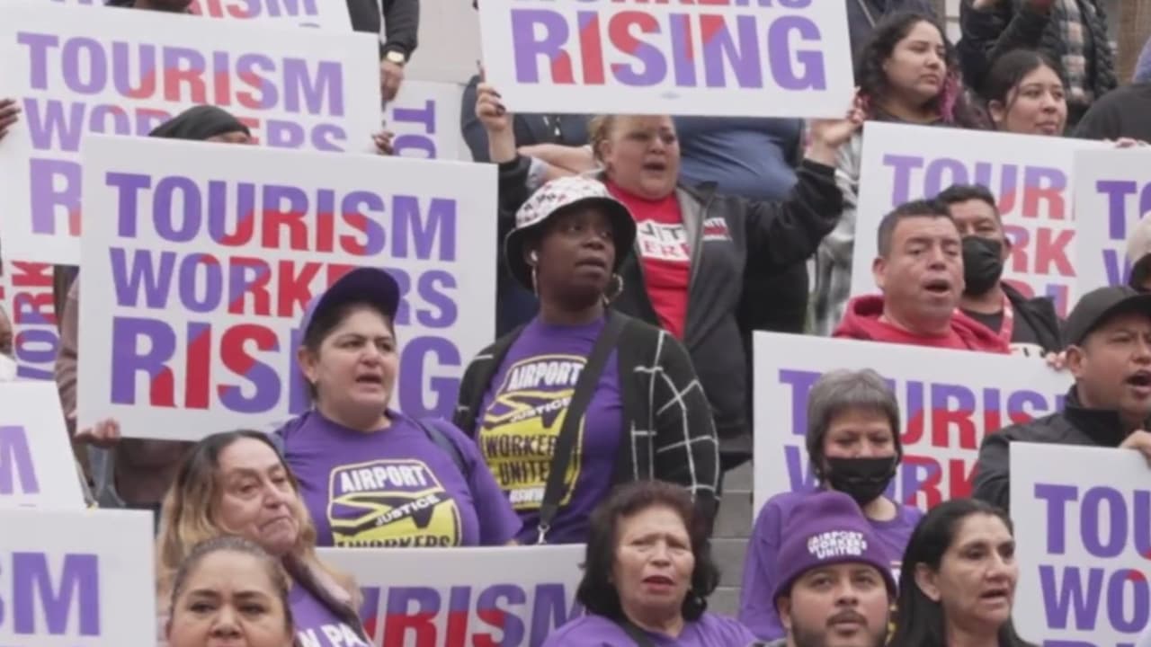Trabajadores del sector del turismo de Los Ángeles protestan y exigen mejores salarios