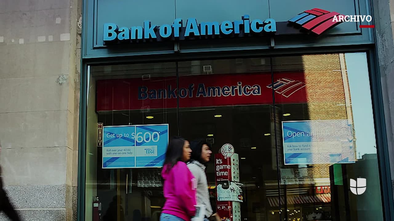 Engañaba a sus clientes del Bank of America para robarle las fotografías de sus momentos más íntimos