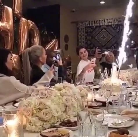 Así fue como Kim celebró la llegada de sus 38 años, acompañada de amigos y familiares y junto a su esposo Kanye West y sus hijos North, Saint y Chicago.