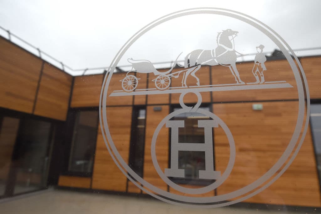 El grupo francés
<b>Hermès</b> anunció el 4 de marzo el cierre "temporal" de sus tres tiendas en Rusia y siguieron su ejemplo otras grandes empresas francesas de lujo, como
<b>Chanel, LVMH y Kering.</b>