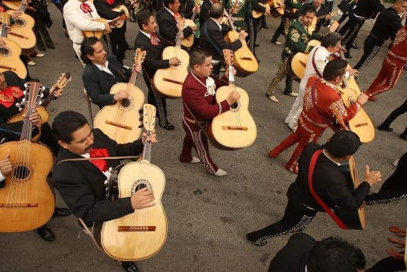 Algunos también aprovechan para disfrutar del mariachi, música típica de México y que en 2011 fue inscrita por la Unesco como integrante de la Lista Representativa del Patrimonio Cultural Inmaterial de la Humanidad.
