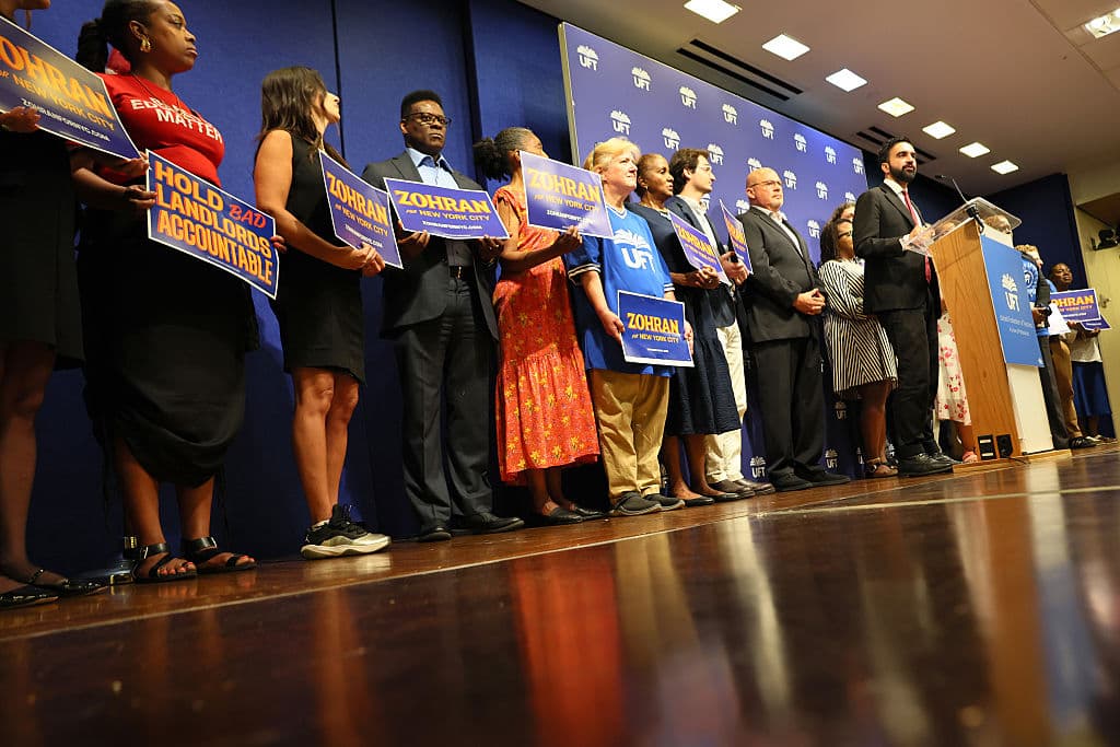 Según la encuesta, Mamdani cuenta con un 46% de apoyo entre los votantes latinos, mientras que Adams solo tiene un 9% en este grupo demográfico. El candidato republicano Curtis Sliwa aparece con un 14% de apoyo general.