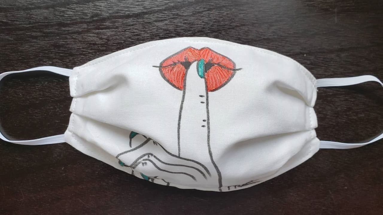Máscara confeccionada por Paola, con su diseño. "Voy a hacer un diseño que signifique estoy silenciándote para hablar yo", explica la artista.