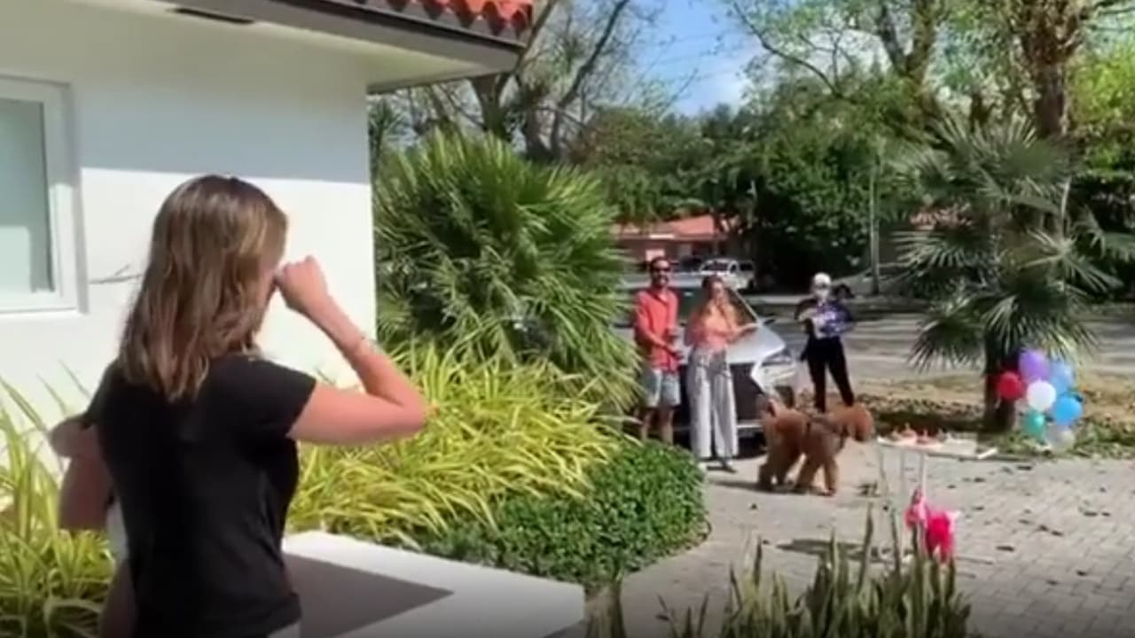 "Tremenda sorpresa. Me hicieron llorar de la felicidad. No esperé abrir la puerta y verlos ahí en sus carros y el resto por Zoom. Definitivamente, la forma de vivir ha cambiado, pero los corazones siguen intactos", señaló la presentadora junto al video del momento que compartió en redes sociales.