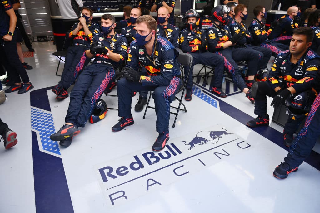 Max Verstappen se lleva el Gran Premio de Holanda y triunfa en su casa ante su público y, además, vuelve a la cima de la Formula 1. El podio fue compartido con Lewis Hamilton y Valtteri Bottas de Mercedes Benz en segunda y tercera posición, respectivamente. El mexicano Sergio Pérez quedó en octava posición.