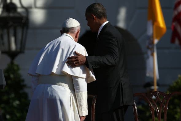 Barack Obama conduce a Francisco una vez que ha terminado la ceremonia de bienvenida.