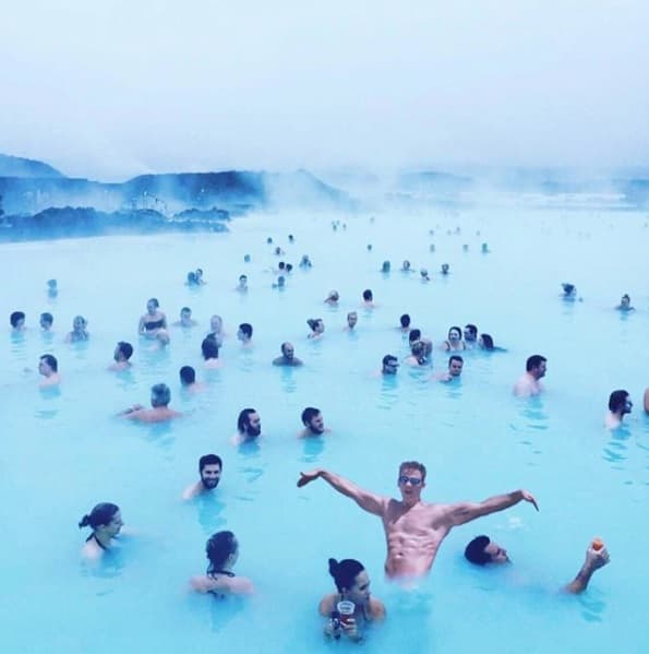 El reírse de sí mismo también es parte de su dinámica, pues aquí lo vemos con una divertida pose, la misma que con el vestido de sandía, y que suele poner en situaciones chuscas.