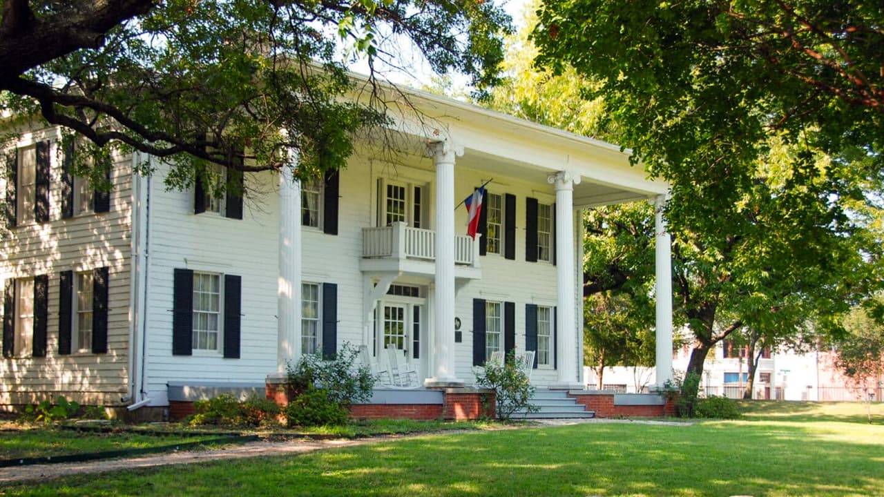 <b>Swiss Avenue:</b> Longitud: 2
<b>.5 millas (3 kilómetros)</b>. Vamos a pasear a través de hermosas casas en el distrito histórico de Swiss Avenue. Una inmensa calle con árboles es el lugar donde hogares de estilo gótico y victoriano se encuentran.