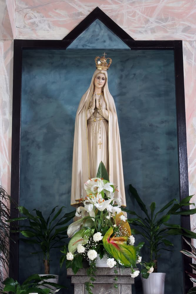 El 13 de junio de 1929, ya como religiosa y mientras estaba en la capilla del convento en Tuy, España, Lucía ahora vio a la Santísima Trinidad y a la Virgen María. Esta última le dijo: "Ha llegado el momento en que Dios le pide al Santo Padre, en unión con todos los obispos del mundo, hacer la consagración de Rusia a mi Inmaculado Corazón".