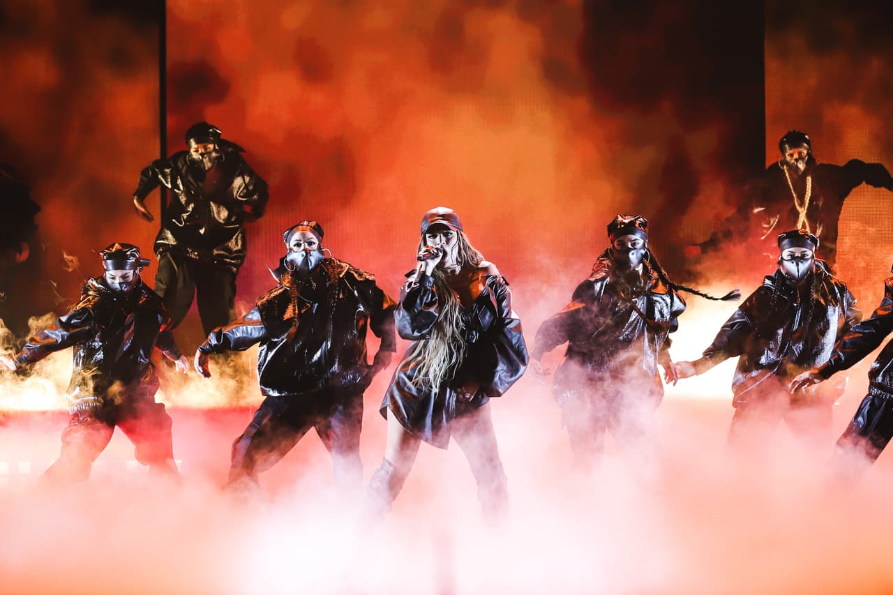 La cantante estuvo acompañada de un nutrido cuerpo de baile que le sumó energía a la presentación.