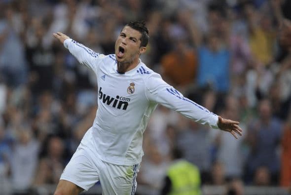 7. CRISTIANO RONALDO- La imagen de la estrella del Real Madrid cada día es más frecuentes entre reconocidas marcas. Ronaldo, con 26 años de edad, ha acumulado, sólo de 2010 a 2011 $38 millones. Además de ser uno de los mejor pagados, también se coloca como el atleta más seguido en Facebook, donde ya cuenta con más de 26 millones de seguidores.