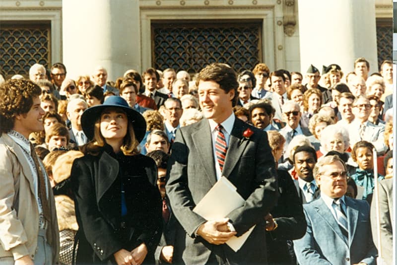 <b>La primera dama del estado</b>. Acompaño a su esposo Bill Clinton como primera dama de Arkansas, desde 1979 hasta 1981 y luego de 1983 a 1992. Tuvo su única hija, Chelsea, en 1980. En este período comenzó a hacerse llamar Hillary Rodham Clinton.
