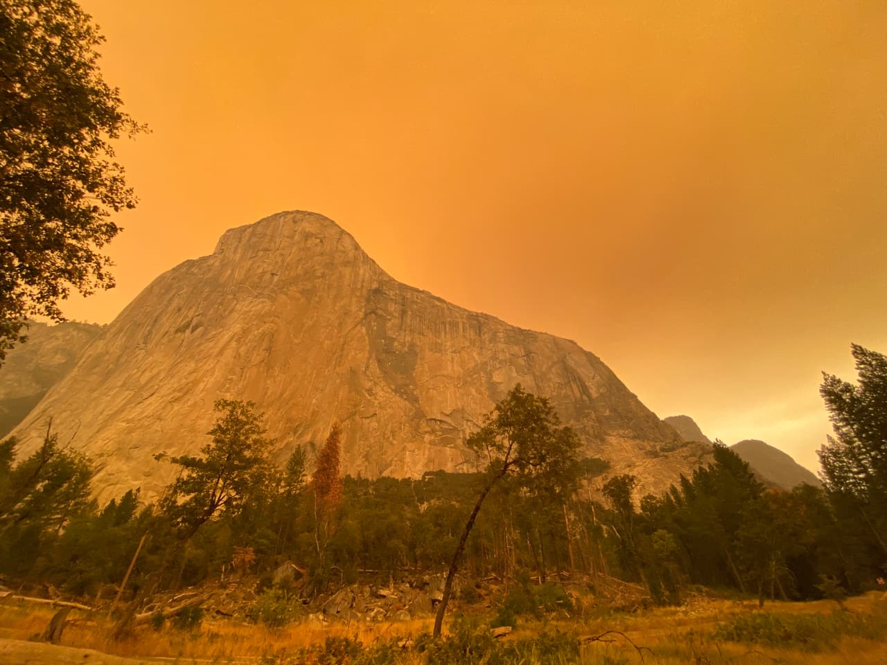 El incendio Creek estalló el viernes por la tarde y durante todo el fin de semana las llamas avanzan sin dar tregua a los más de 1,000 bomberos que combaten el siniestro.