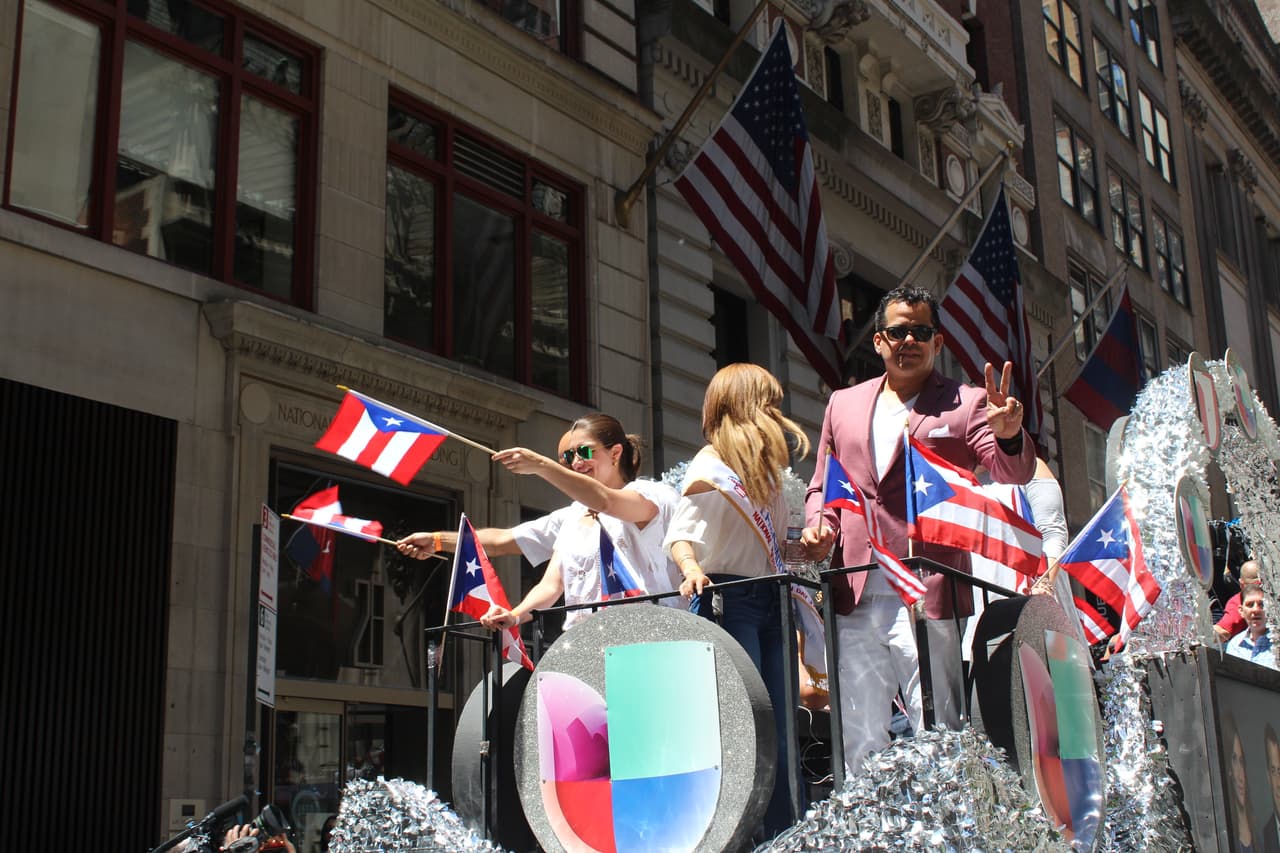 El orgullo boricua se hizo sentir en la quinta avenida en el Desfile Puertorriqueño de New York. Nuestra carroza la encendió Vico C y el Dream Team de DJs de La X.