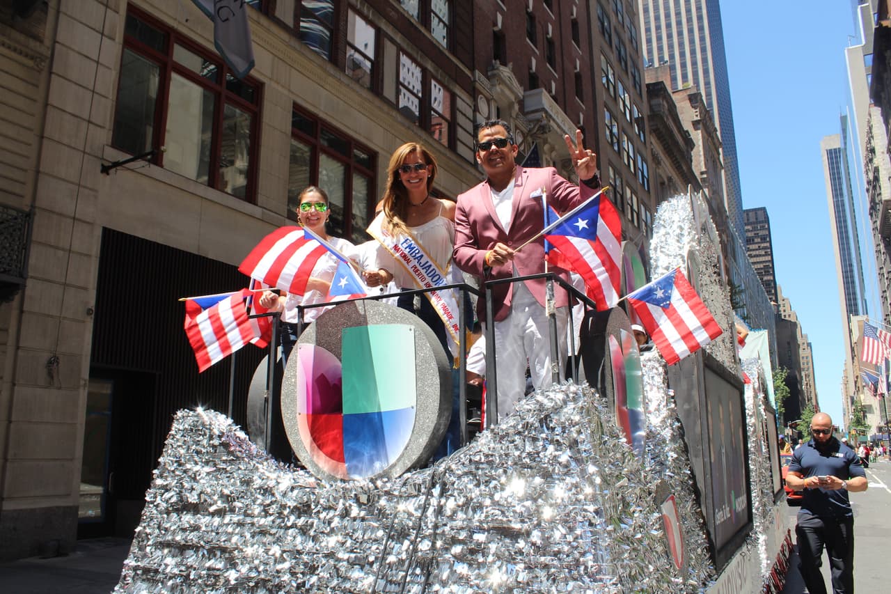 El orgullo boricua se hizo sentir en la quinta avenida en el Desfile Puertorriqueño de New York. Nuestra carroza la encendió Vico C y el Dream Team de DJs de La X.