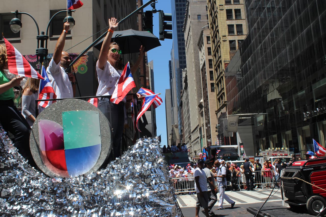 El orgullo boricua se hizo sentir en la quinta avenida en el Desfile Puertorriqueño de New York. Nuestra carroza la encendió Vico C y el Dream Team de DJs de La X.