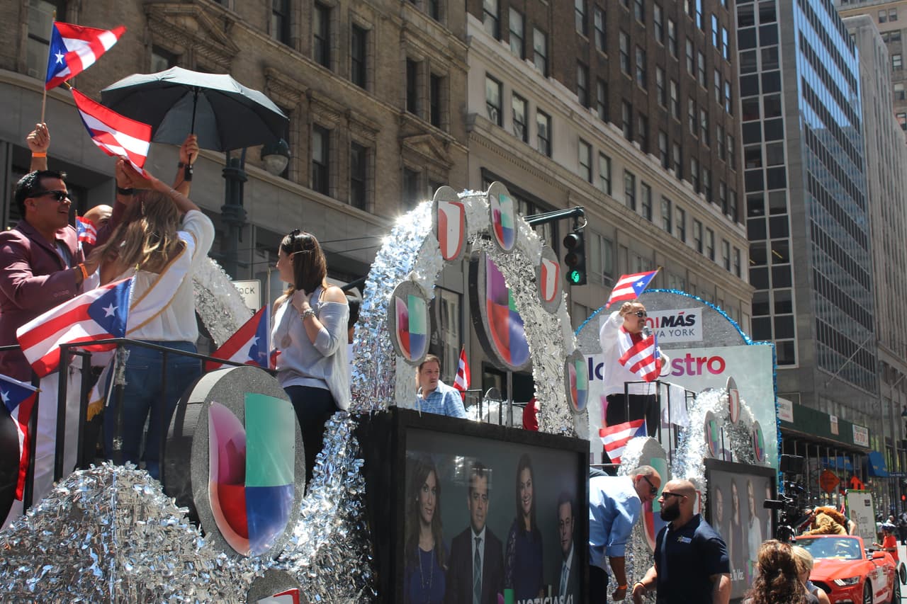 El orgullo boricua se hizo sentir en la quinta avenida en el Desfile Puertorriqueño de New York. Nuestra carroza la encendió Vico C y el Dream Team de DJs de La X.