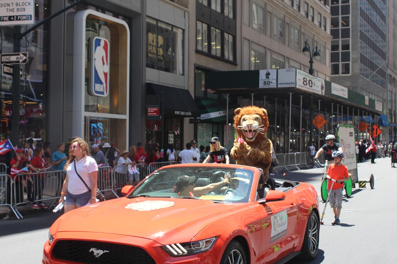 El orgullo boricua se hizo sentir en la quinta avenida en el Desfile Puertorriqueño de New York. Nuestra carroza la encendió Vico C y el Dream Team de DJs de La X.