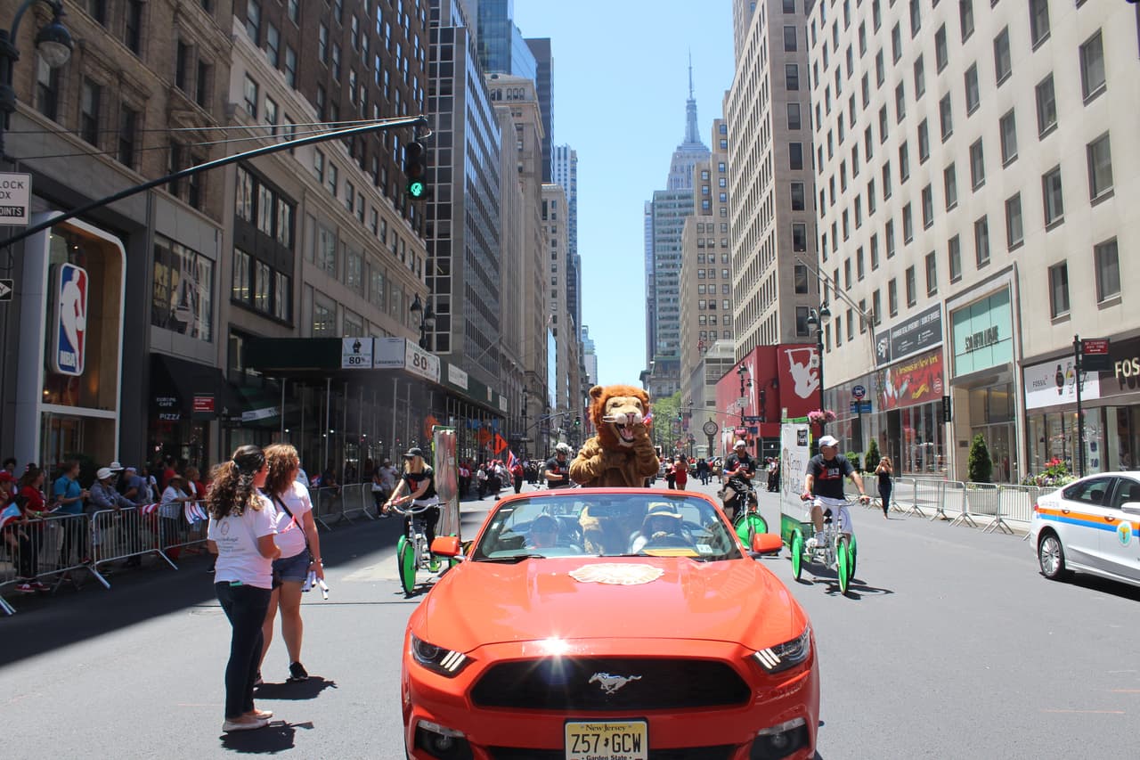 El orgullo boricua se hizo sentir en la quinta avenida en el Desfile Puertorriqueño de New York. Nuestra carroza la encendió Vico C y el Dream Team de DJs de La X.