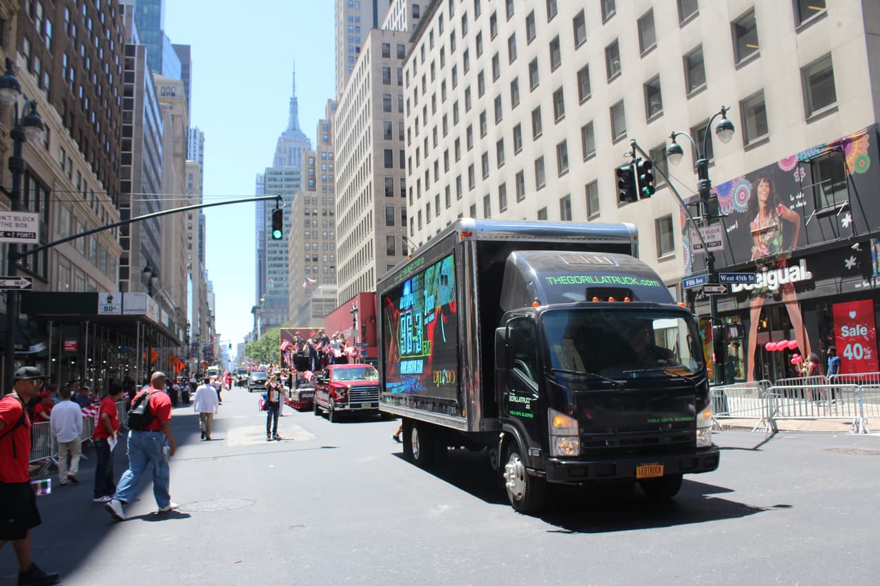 El orgullo boricua se hizo sentir en la quinta avenida en el Desfile Puertorriqueño de New York. Nuestra carroza la encendió Vico C y el Dream Team de DJs de La X.