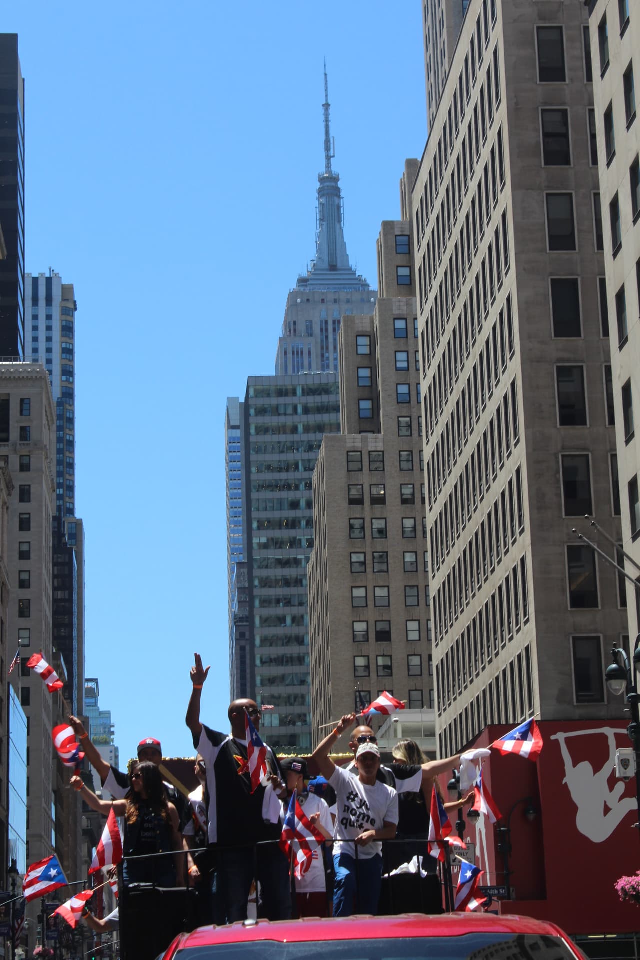 El orgullo boricua se hizo sentir en la quinta avenida en el Desfile Puertorriqueño de New York. Nuestra carroza la encendió Vico C y el Dream Team de DJs de La X.