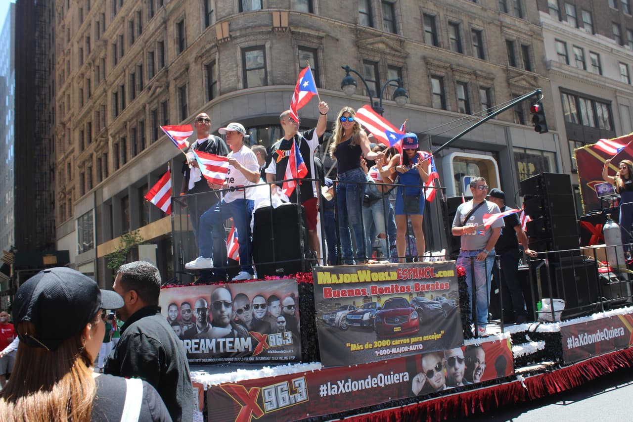 El orgullo boricua se hizo sentir en la quinta avenida en el Desfile Puertorriqueño de New York. Nuestra carroza la encendió Vico C y el Dream Team de DJs de La X.