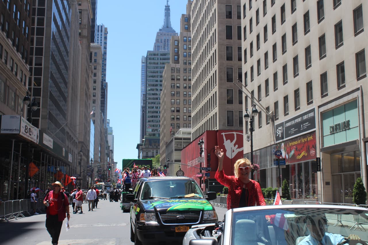 El orgullo boricua se hizo sentir en la quinta avenida en el Desfile Puertorriqueño de New York. Nuestra carroza la encendió Vico C y el Dream Team de DJs de La X.