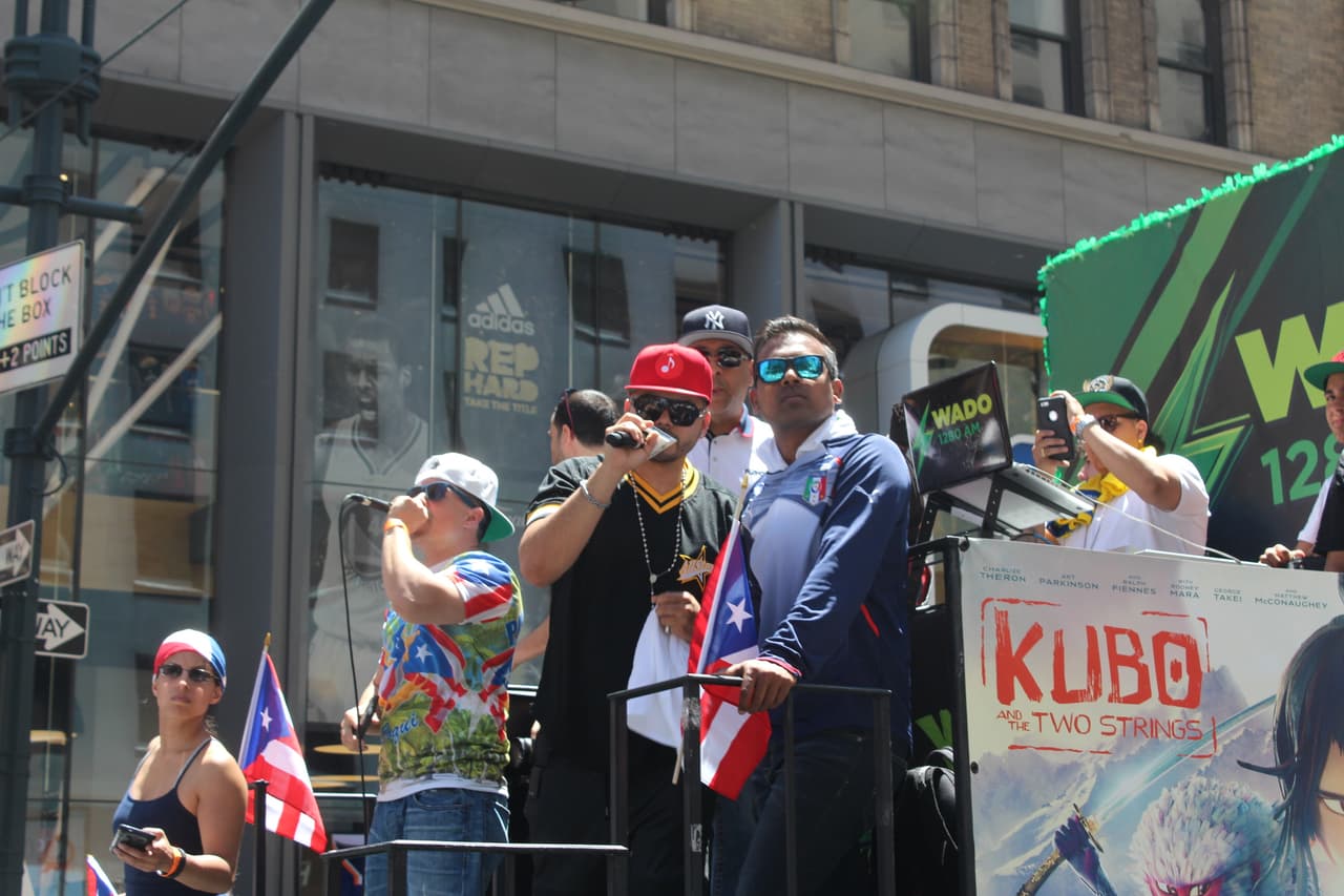 El orgullo boricua se hizo sentir en la quinta avenida en el Desfile Puertorriqueño de New York. Nuestra carroza la encendió Vico C y el Dream Team de DJs de La X.