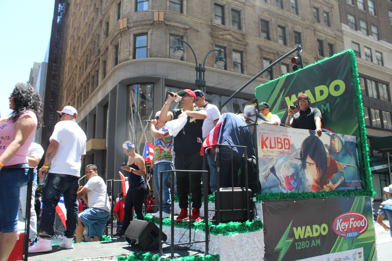 El orgullo boricua se hizo sentir en la quinta avenida en el Desfile Puertorriqueño de New York. Nuestra carroza la encendió Vico C y el Dream Team de DJs de La X.