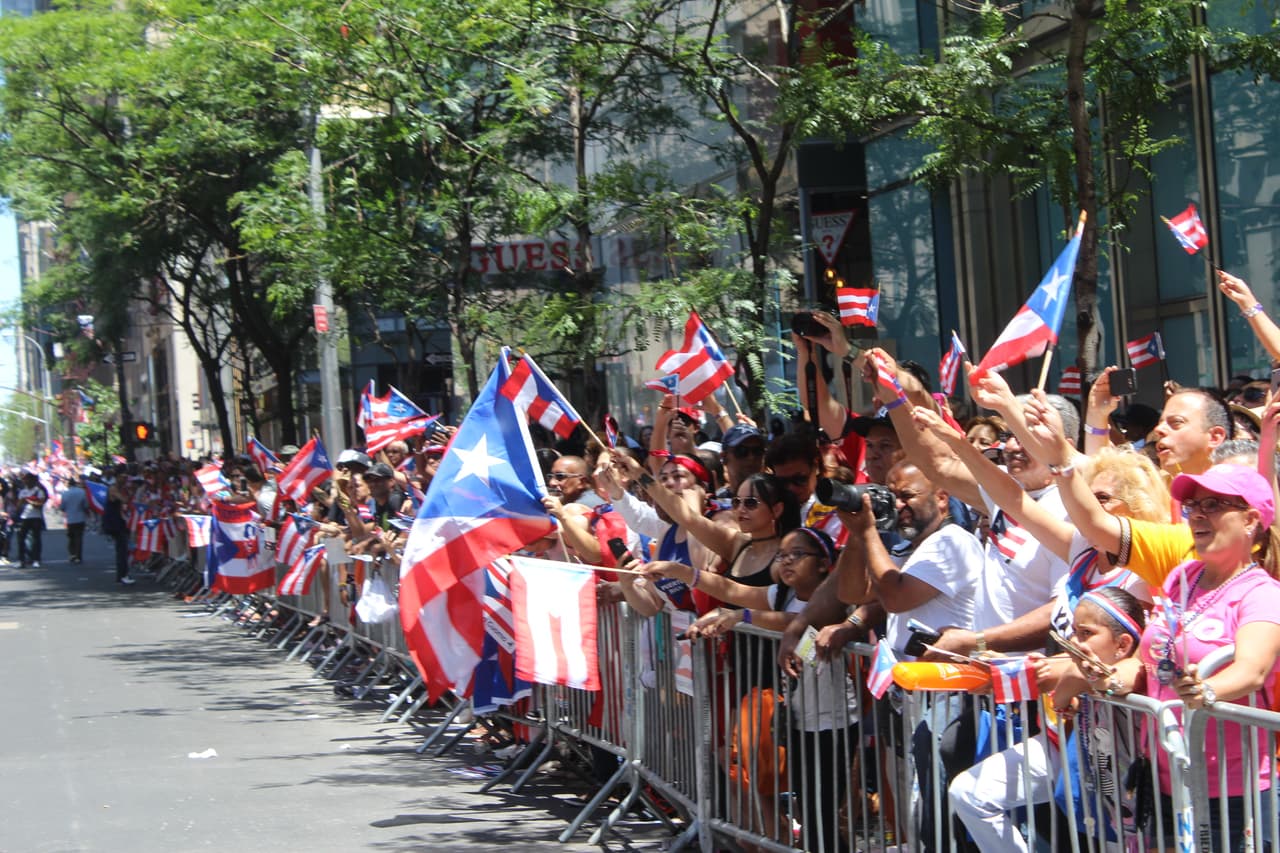 El orgullo boricua se hizo sentir en la quinta avenida en el Desfile Puertorriqueño de New York. Nuestra carroza la encendió Vico C y el Dream Team de DJs de La X.
