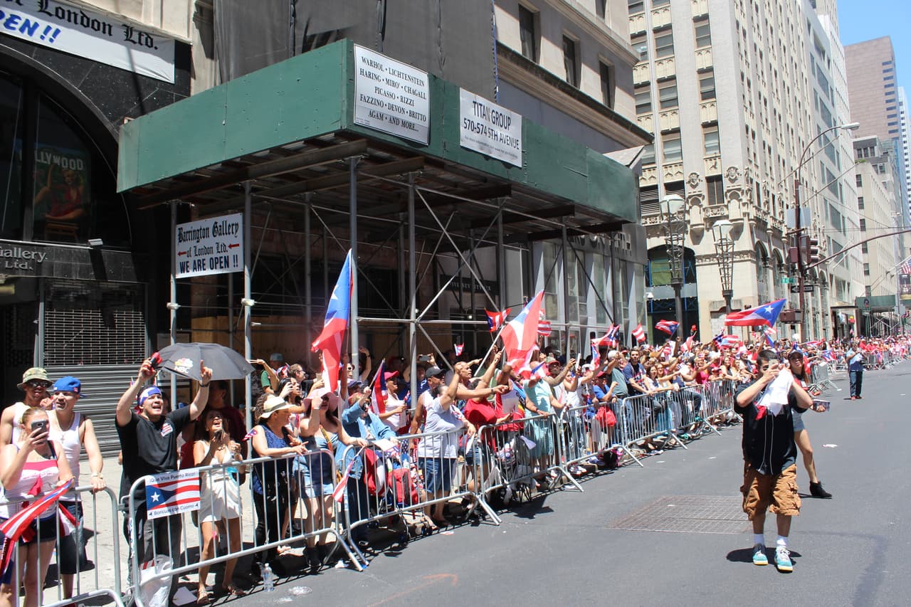 El orgullo boricua se hizo sentir en la quinta avenida en el Desfile Puertorriqueño de New York. Nuestra carroza la encendió Vico C y el Dream Team de DJs de La X.