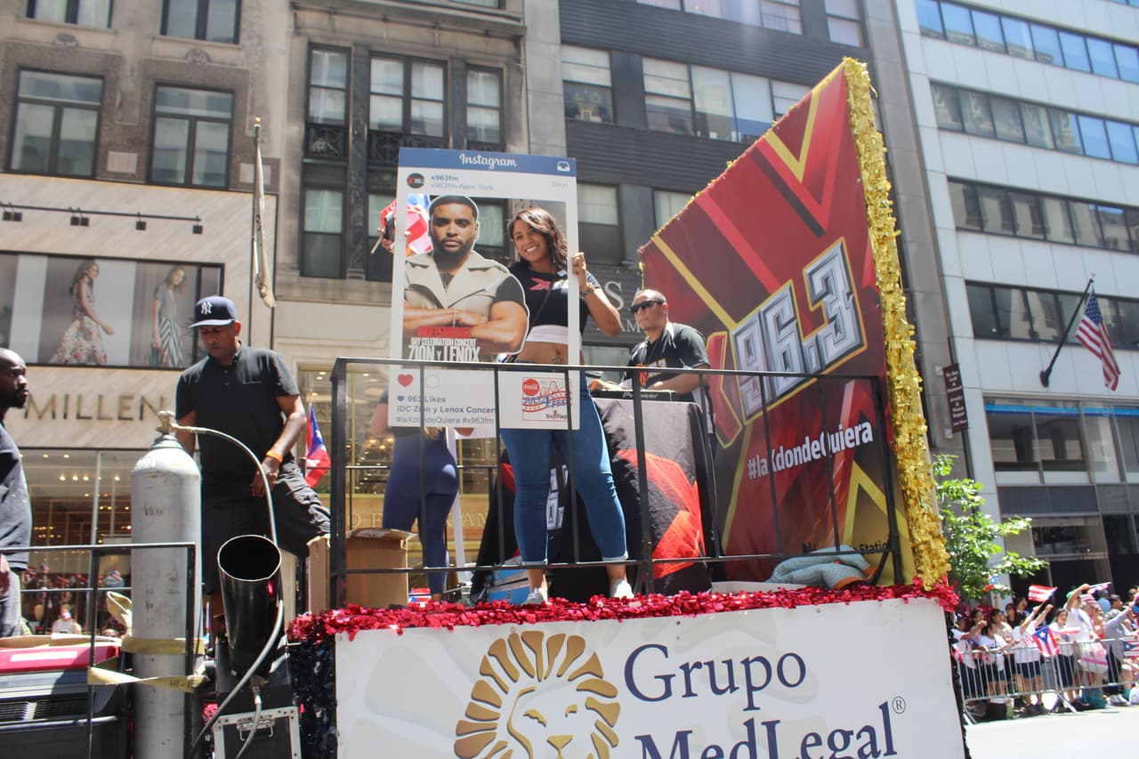 El orgullo boricua se hizo sentir en la quinta avenida en el Desfile Puertorriqueño de New York. Nuestra carroza la encendió Vico C y el Dream Team de DJs de La X.