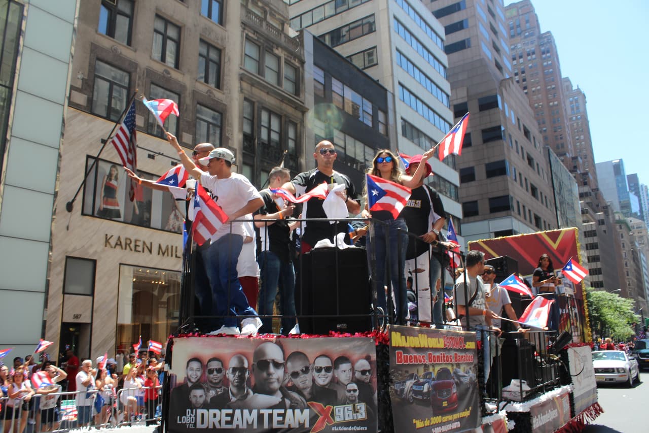 El orgullo boricua se hizo sentir en la quinta avenida en el Desfile Puertorriqueño de New York. Nuestra carroza la encendió Vico C y el Dream Team de DJs de La X.