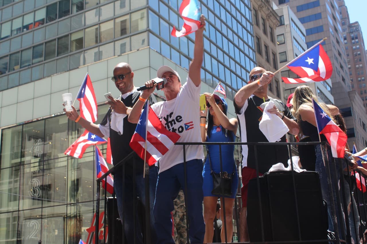 El orgullo boricua se hizo sentir en la quinta avenida en el Desfile Puertorriqueño de New York. Nuestra carroza la encendió Vico C y el Dream Team de DJs de La X.