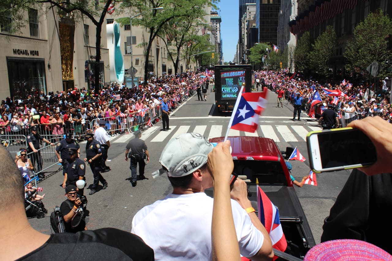 El orgullo boricua se hizo sentir en la quinta avenida en el Desfile Puertorriqueño de New York. Nuestra carroza la encendió Vico C y el Dream Team de DJs de La X.