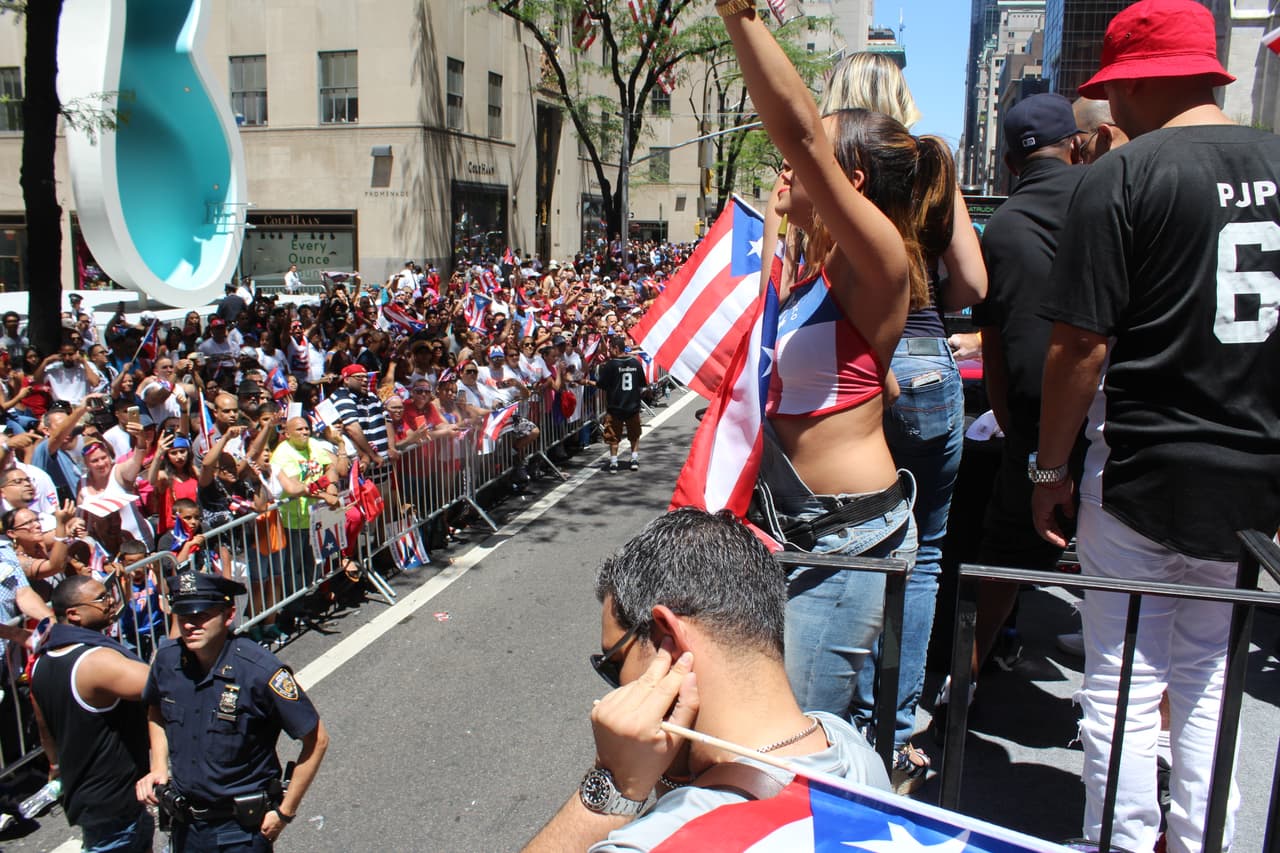 El orgullo boricua se hizo sentir en la quinta avenida en el Desfile Puertorriqueño de New York. Nuestra carroza la encendió Vico C y el Dream Team de DJs de La X.