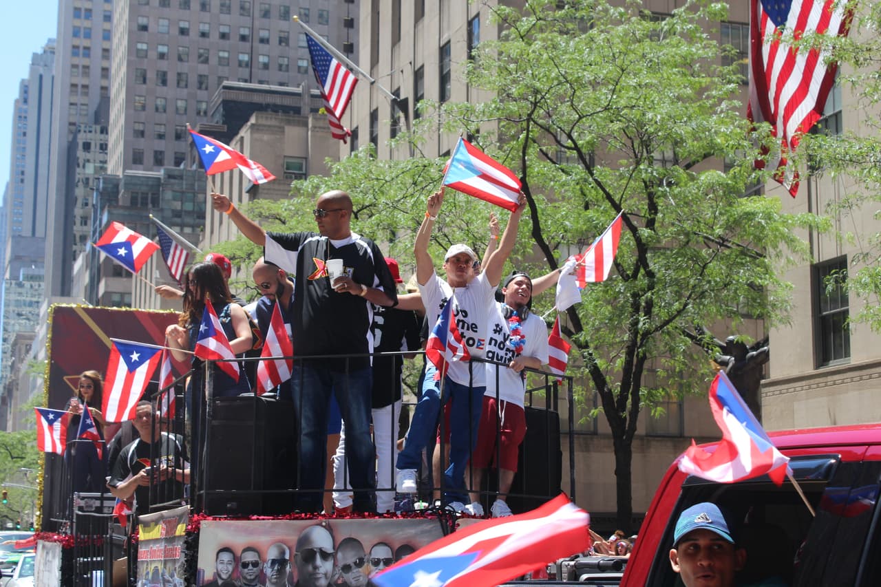 El orgullo boricua se hizo sentir en la quinta avenida en el Desfile Puertorriqueño de New York. Nuestra carroza la encendió Vico C y el Dream Team de DJs de La X.