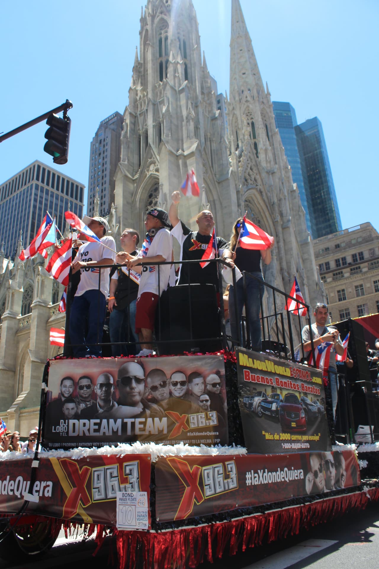El orgullo boricua se hizo sentir en la quinta avenida en el Desfile Puertorriqueño de New York. Nuestra carroza la encendió Vico C y el Dream Team de DJs de La X.
