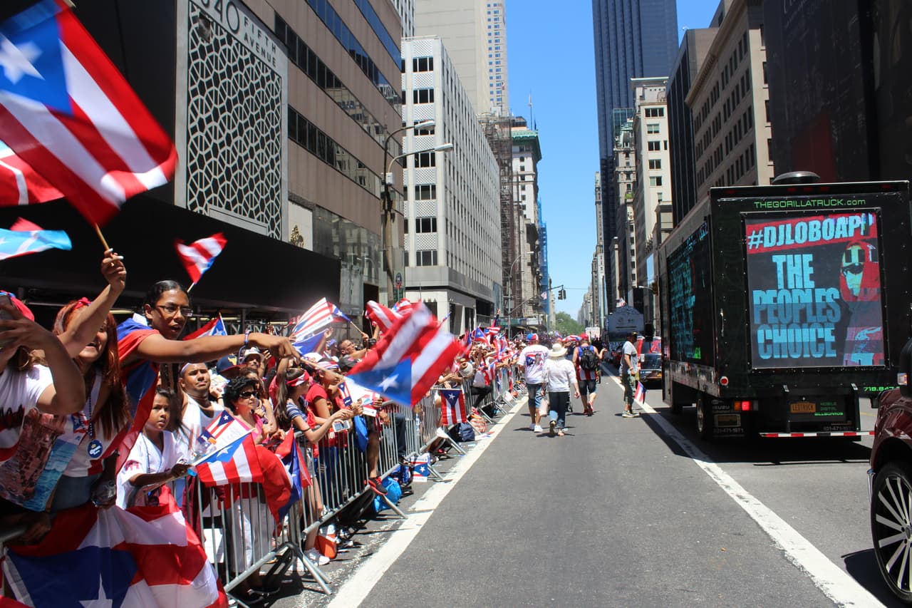El orgullo boricua se hizo sentir en la quinta avenida en el Desfile Puertorriqueño de New York. Nuestra carroza la encendió Vico C y el Dream Team de DJs de La X.