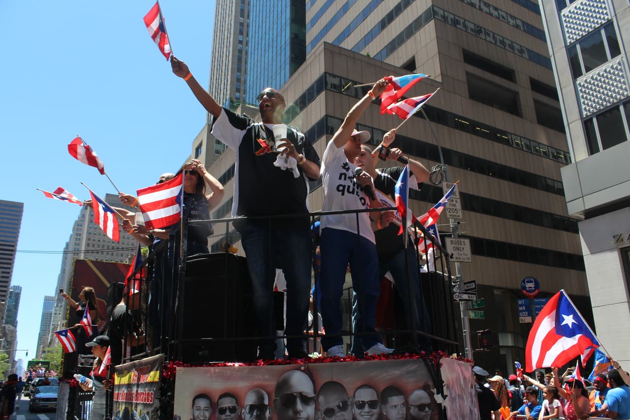 El orgullo boricua se hizo sentir en la quinta avenida en el Desfile Puertorriqueño de New York. Nuestra carroza la encendió Vico C y el Dream Team de DJs de La X.