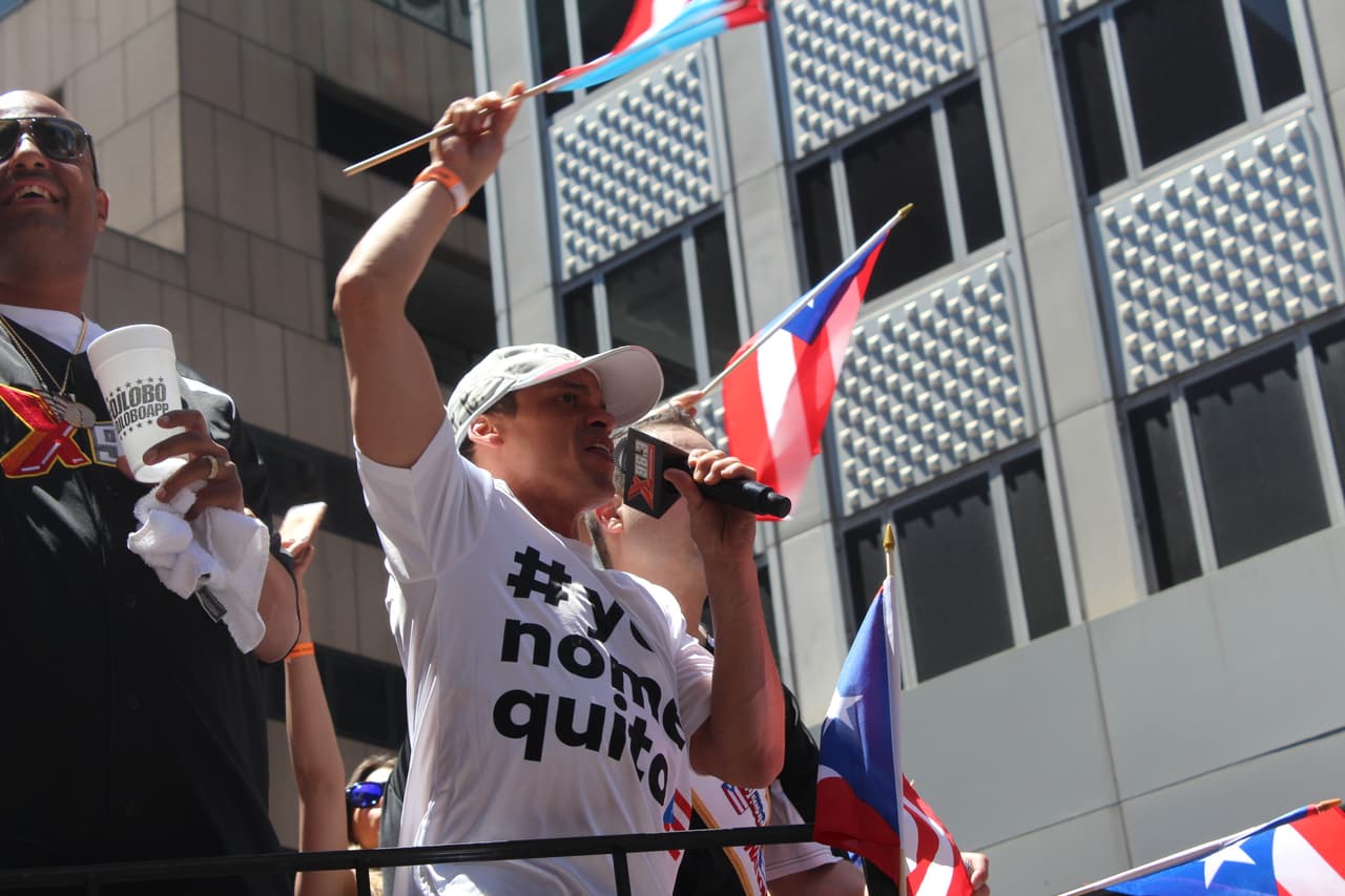 El orgullo boricua se hizo sentir en la quinta avenida en el Desfile Puertorriqueño de New York. Nuestra carroza la encendió Vico C y el Dream Team de DJs de La X.
