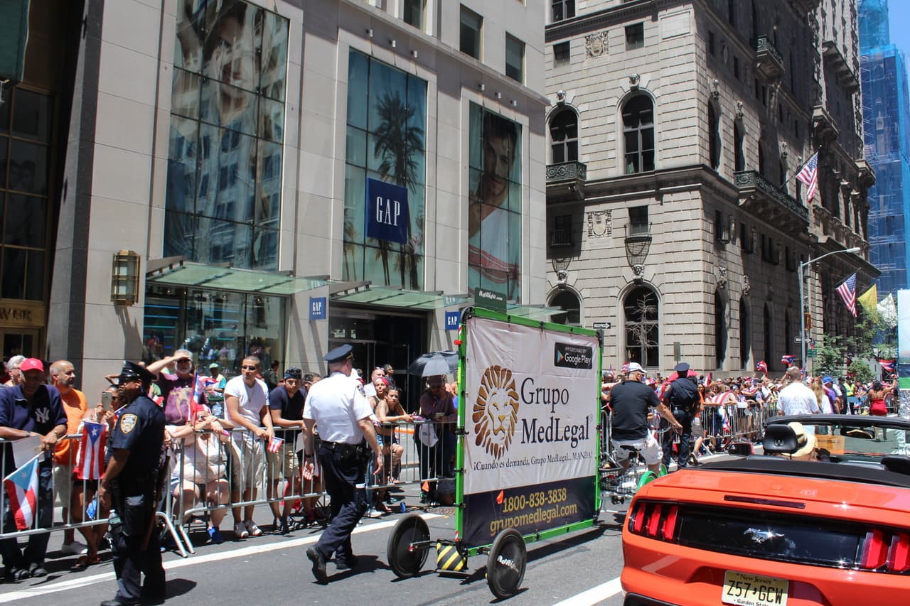 El orgullo boricua se hizo sentir en la quinta avenida en el Desfile Puertorriqueño de New York. Nuestra carroza la encendió Vico C y el Dream Team de DJs de La X.